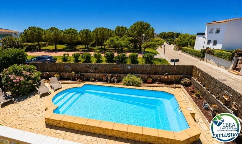 Chalet de 4 habitaciones en Roses en venta con piscina garaje - 475.000 € (Ref: 9893798)