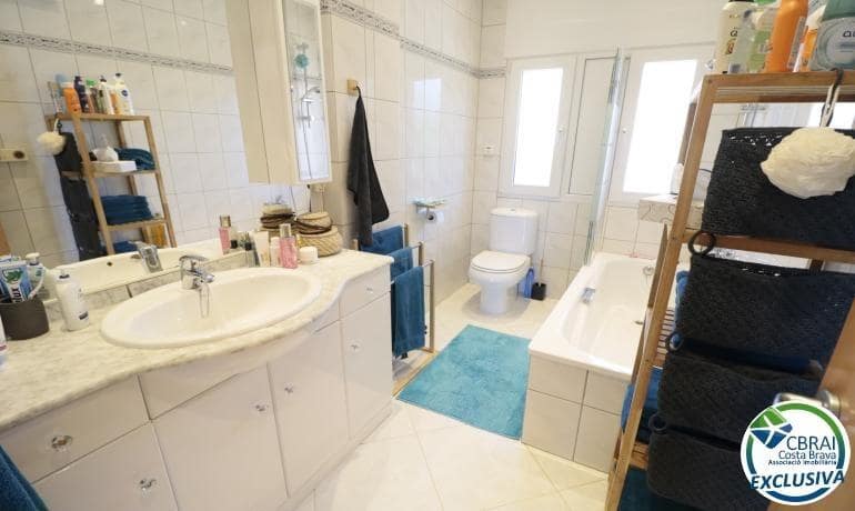 Chalet de 4 habitaciones en Roses en venta con piscina garaje - 475.000 € (Ref: 9893798)