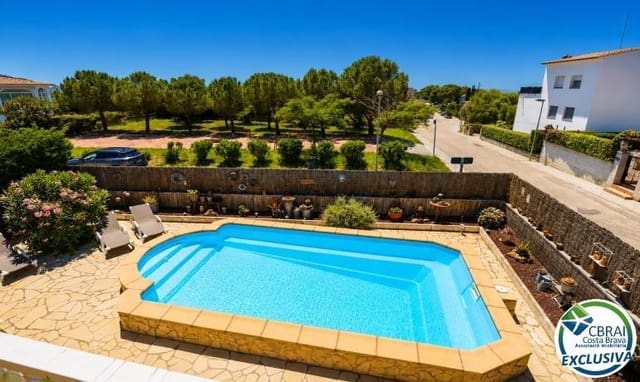 Chalet de 4 habitaciones en Roses en venta con piscina garaje - 475.000 € (Ref: 9893798)