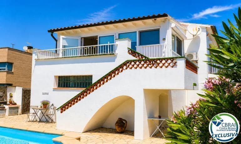 Chalet de 4 habitaciones en Roses en venta con piscina garaje - 475.000 € (Ref: 9893798)