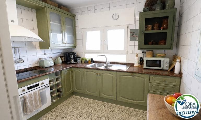Chalet de 4 habitaciones en Roses en venta con piscina garaje - 475.000 € (Ref: 9893798)
