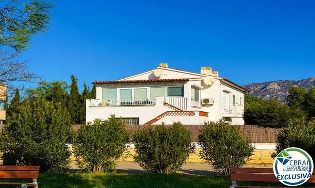 Chalet de 4 habitaciones en Roses en venta con piscina garaje - 475.000 € (Ref: 9893798)