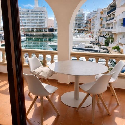 2 bedroom Townhouse for rent in Empuriabrava, Castelló d'Empúries - € 1,800 (Ref: 9896273)