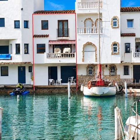 2 bedroom Townhouse for rent in Empuriabrava, Castelló d'Empúries - € 1,800 (Ref: 9896273)