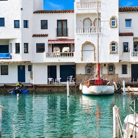 2 bedroom Townhouse for rent in Empuriabrava, Castelló d'Empúries - € 1,800 (Ref: 9896273)