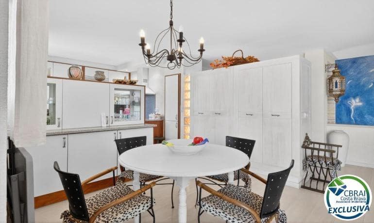 3 soveværelse Lejlighed til salg i Empuriabrava med swimmingpool - € 480.000 (Ref: 9900316)