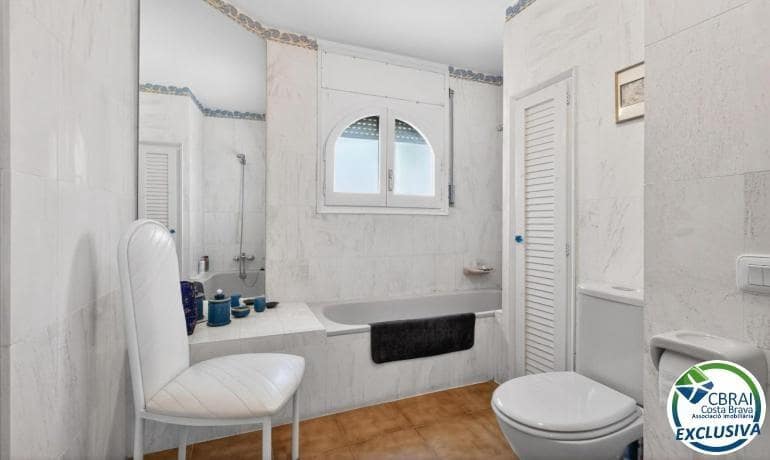 3 soveværelse Lejlighed til salg i Empuriabrava med swimmingpool - € 480.000 (Ref: 9900316)