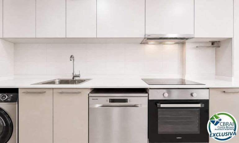 2 slaapkamer Appartement te koop in Figueres met garage - € 245.000 (Ref: 9915757)