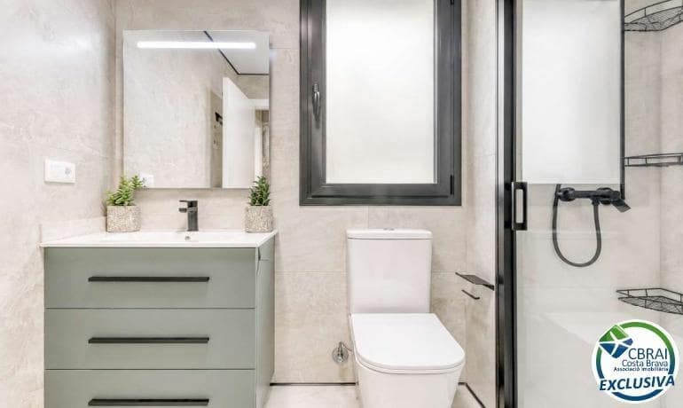 2 slaapkamer Appartement te koop in Figueres met garage - € 245.000 (Ref: 9915757)