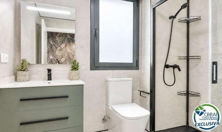 2 slaapkamer Appartement te koop in Figueres met garage - € 245.000 (Ref: 9915757)