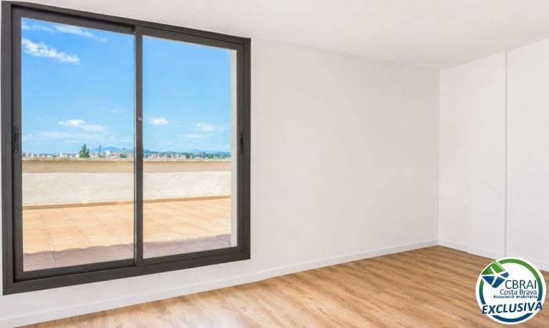 2 slaapkamer Appartement te koop in Figueres met garage - € 245.000 (Ref: 9915757)