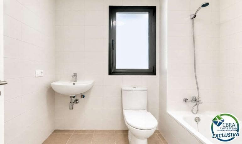 2 slaapkamer Appartement te koop in Figueres met garage - € 245.000 (Ref: 9915757)