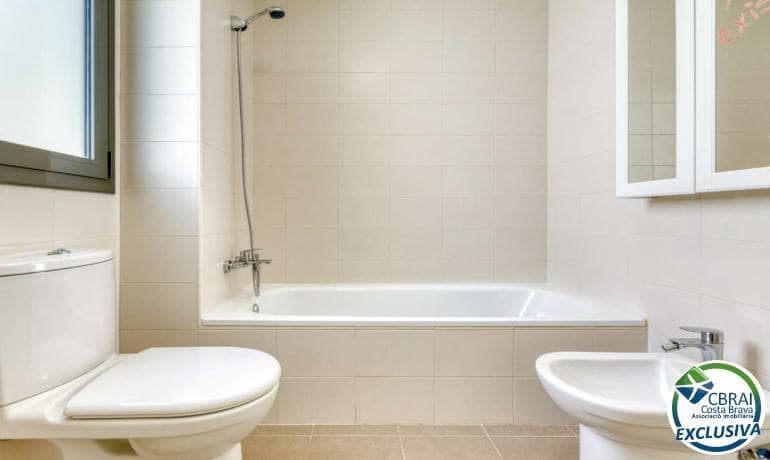 2 slaapkamer Appartement te koop in Figueres met garage - € 245.000 (Ref: 9915757)