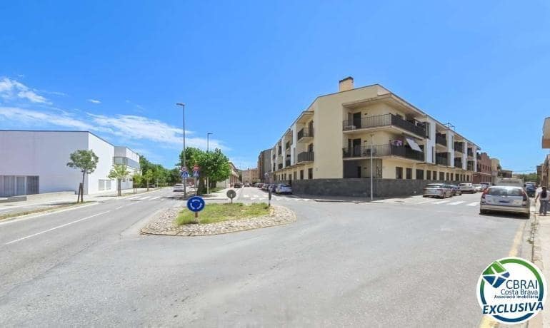 2 slaapkamer Appartement te koop in Figueres met garage - € 245.000 (Ref: 9915757)