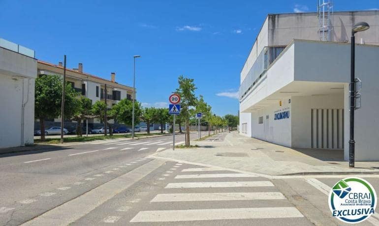 2 slaapkamer Appartement te koop in Figueres met garage - € 245.000 (Ref: 9915757)
