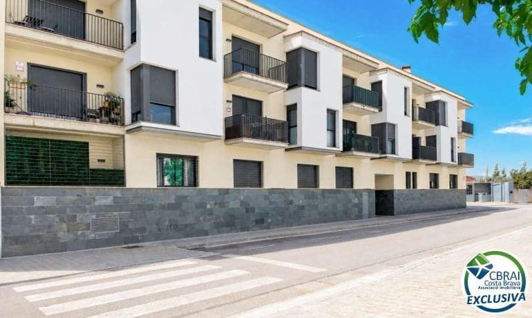 2 slaapkamer Appartement te koop in Figueres met garage - € 245.000 (Ref: 9915757)