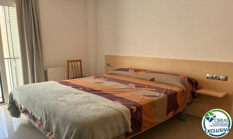 2 bedroom Apartment for sale in Roses with garage - € 195,000 (Ref: 9915759)