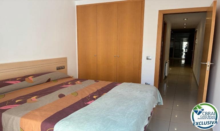 2 bedroom Apartment for sale in Roses with garage - € 195,000 (Ref: 9915759)