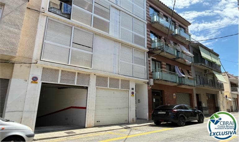 2 bedroom Apartment for sale in Roses with garage - € 195,000 (Ref: 9915759)
