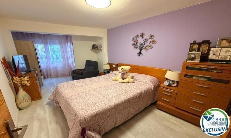 2 bedroom Apartment for sale in Roses - € 190,000 (Ref: 9927347)
