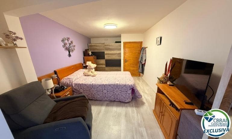 2 bedroom Apartment for sale in Roses - € 190,000 (Ref: 9927347)