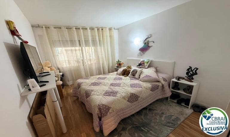 2 bedroom Apartment for sale in Roses - € 190,000 (Ref: 9927347)