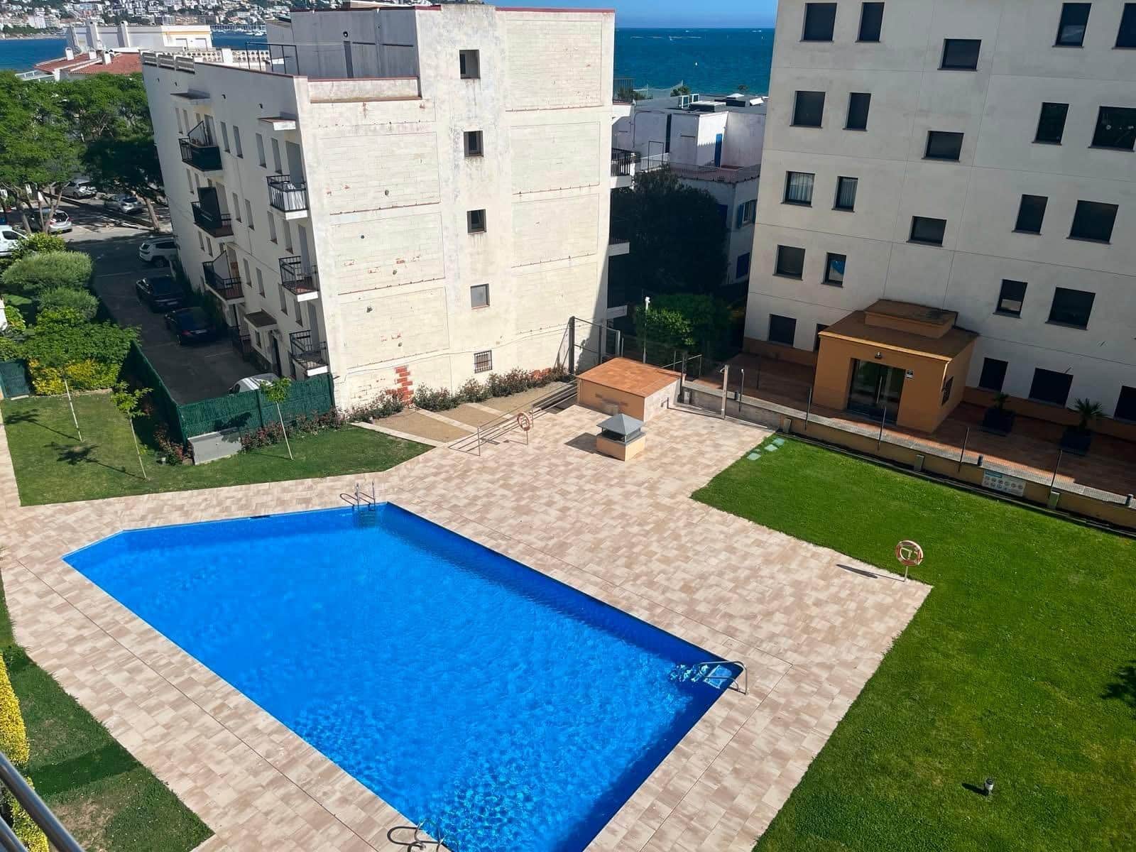 2 bedroom Apartment for sale in Roses with pool garage - € 365,000 (Ref: 9936341)