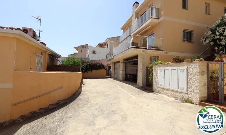2 bedroom Townhouse for sale in Llanca with garage - € 435,000 (Ref: 9936344)