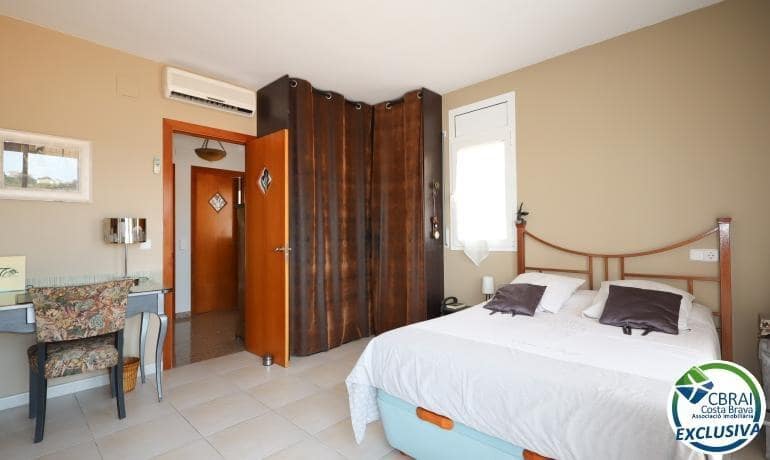 2 bedroom Townhouse for sale in Llanca with garage - € 435,000 (Ref: 9936344)