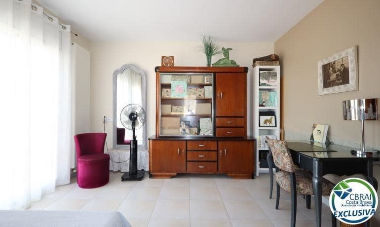 2 bedroom Townhouse for sale in Llanca with garage - € 435,000 (Ref: 9936344)