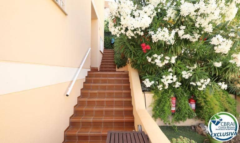 2 bedroom Townhouse for sale in Llanca with garage - € 435,000 (Ref: 9936344)