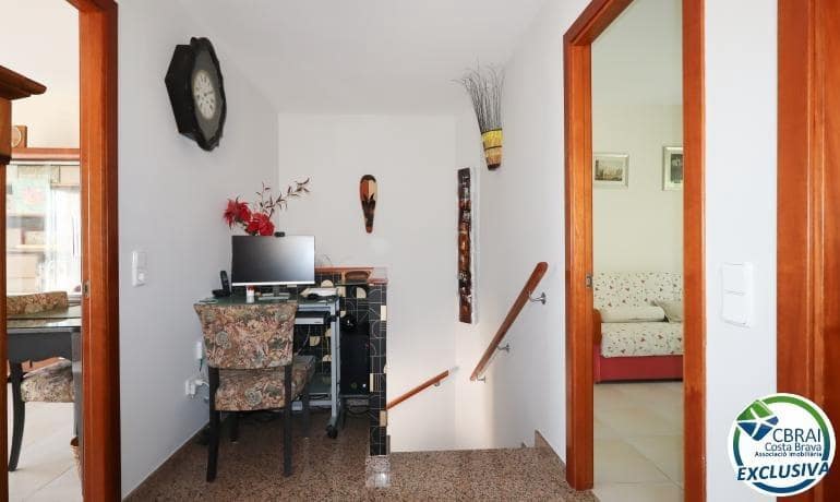 2 bedroom Townhouse for sale in Llanca with garage - € 435,000 (Ref: 9936344)