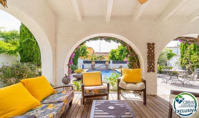 4 makuuhuone Huvila myytävänä paikassa Empuriabrava, Castelló d'Empúries mukana uima-altaan 
autotalli - 569 000 € (Ref: 9942456)