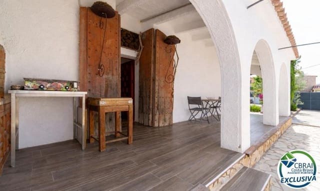 4 makuuhuone Huvila myytävänä paikassa Empuriabrava, Castelló d'Empúries mukana uima-altaan 
autotalli - 569 000 € (Ref: 9942456)