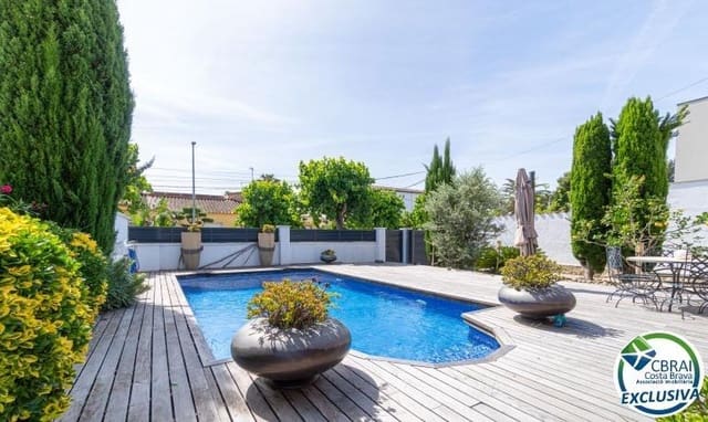 4 makuuhuone Huvila myytävänä paikassa Empuriabrava, Castelló d'Empúries mukana uima-altaan 
autotalli - 569 000 € (Ref: 9942456)