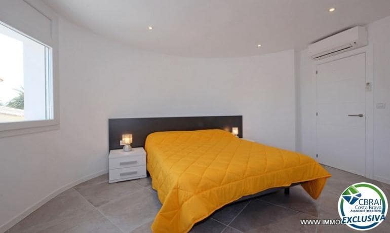 4 bedroom Villa for sale in Empuriabrava with pool garage - € 800,000 (Ref: 9973274)