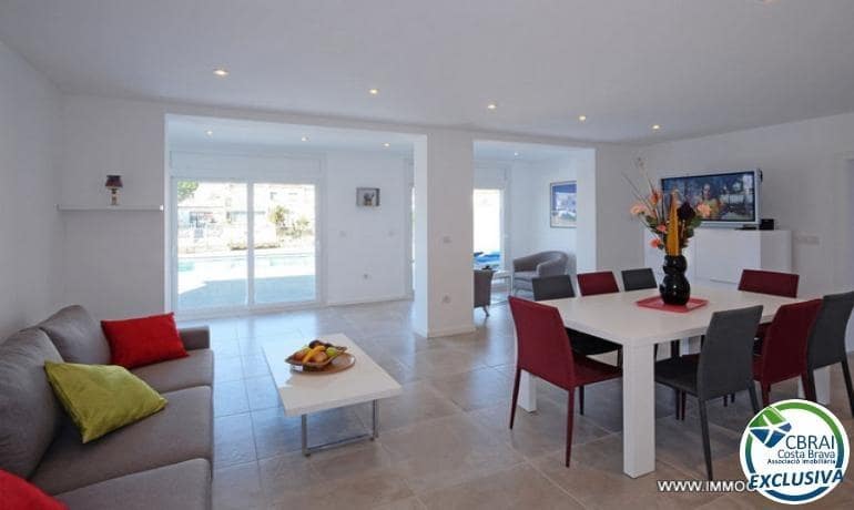 4 bedroom Villa for sale in Empuriabrava with pool garage - € 800,000 (Ref: 9973274)