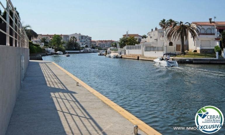 4 bedroom Villa for sale in Empuriabrava with pool garage - € 800,000 (Ref: 9973274)