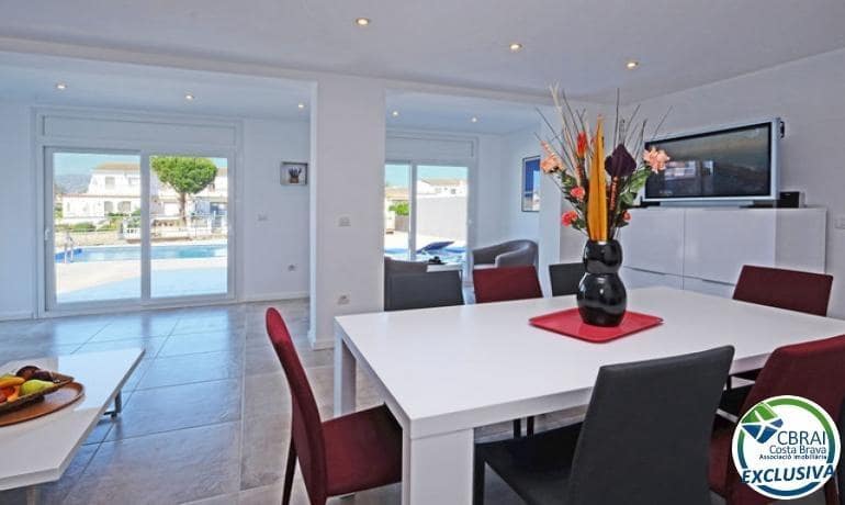 4 bedroom Villa for sale in Empuriabrava with pool garage - € 800,000 (Ref: 9973274)