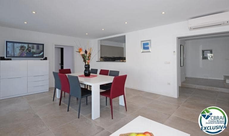 4 bedroom Villa for sale in Empuriabrava with pool garage - € 800,000 (Ref: 9973274)