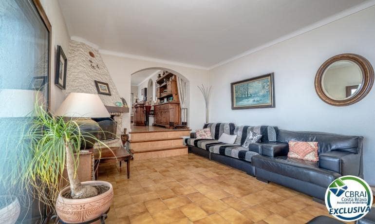5 bedroom Villa for sale in Roses with garage - € 970,000 (Ref: 9973275)