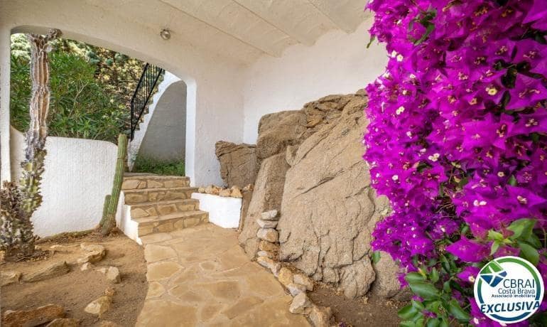 5 bedroom Villa for sale in Roses with garage - € 970,000 (Ref: 9973275)