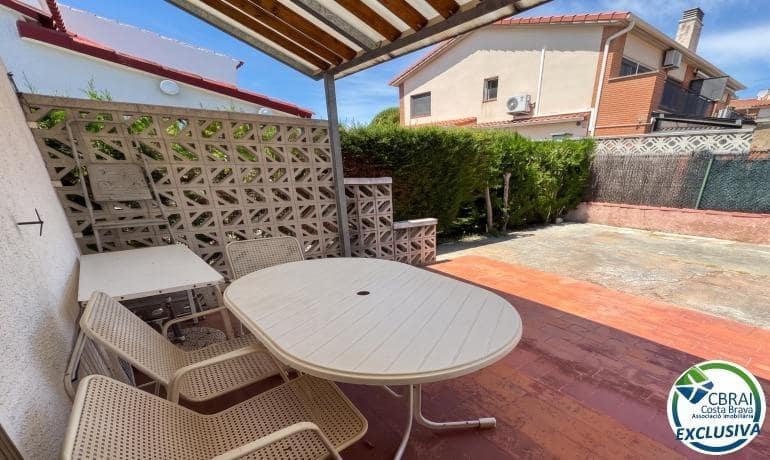 2 soverom Kjedet enebolig til salgs i Roses med garasje - € 178 000 (Ref: 9975365)