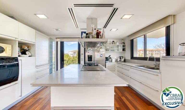 7 chambre Villa/Maison à vendre à Llanca avec garage - 990 000 € (Ref: 9977279)