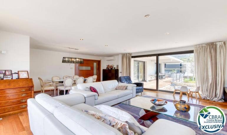 7 chambre Villa/Maison à vendre à Llanca avec garage - 990 000 € (Ref: 9977279)