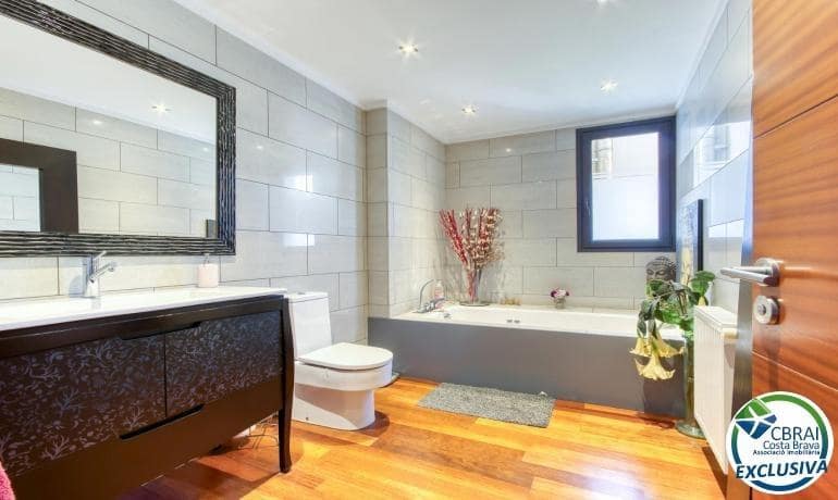 7 chambre Villa/Maison à vendre à Llanca avec garage - 990 000 € (Ref: 9977279)