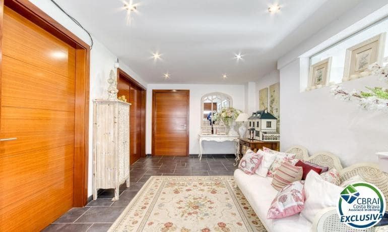 7 chambre Villa/Maison à vendre à Llanca avec garage - 990 000 € (Ref: 9977279)