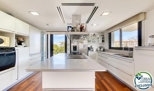 Chalet de 7 habitaciones en Llançà en venta con garaje - 990.000 € (Ref: 9977279)