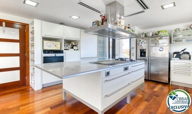Chalet de 7 habitaciones en Llançà en venta con garaje - 990.000 € (Ref: 9977279)
