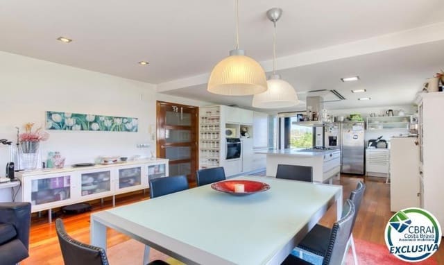 Chalet de 7 habitaciones en Llançà en venta con garaje - 990.000 € (Ref: 9977279)